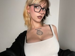 Check HALSEYx´s Real-Time Streaming Adult Shows