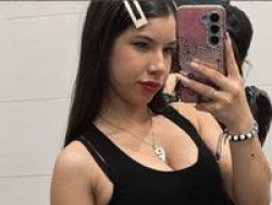 AylaKiss´s Online Stream: I want all eyes on me in my private room—I want it to be fun and a little bit naughty. Dare to step inside; you won`t regret it. Watch AylaKiss´s XXX Show and Chat!
