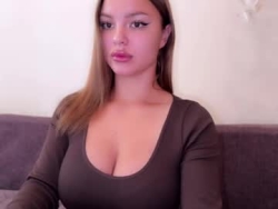 Watch sweet_strawberr´s Live Show on Chaturbate