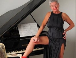 Watch roxana-brooks´s Livestream and Chat