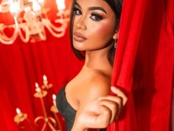 Watch AlaiaMoretti´s Live Show on BongaCams