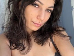 Watch Anna-Lewis´s Live Show on BongaCams