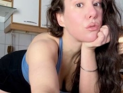 Watch MilkHoneyLullabies´s Livestream and Chat