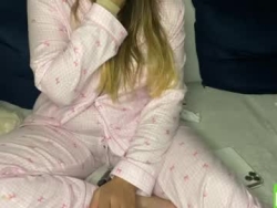 Watch naughtysecretsde´s Live Webcam Chat Room