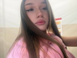 Watch urcutiebunny´s Live Show on BongaCams