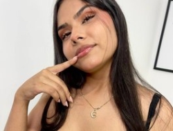 Watch Emma-Revees´s Live Show on BongaCams