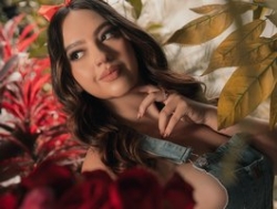 Watch BellaRose´s Livestream and Chat