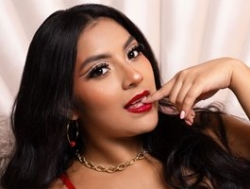 Watch LaraHuber´s Live Show on BongaCams