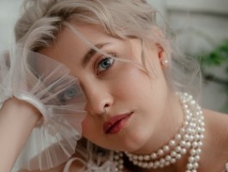 Watch HoneyCherry´s Livestream and Chat