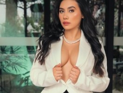 Watch EllieMitchell´s Live Show on BongaCams