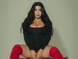 Watch AnnieVelour´s Live Show on BongaCams