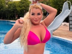 Watch ArianaCroft´s Livestream and Chat