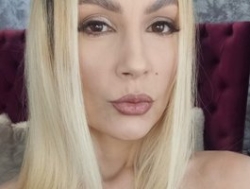 Watch Emma-Donovani´s Live Show on BongaCams