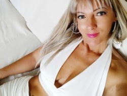 Watch Lara-Cristan´s Live Show on BongaCams
