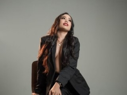 Watch ValerieAlfayet18´s Live Show on ItsLive