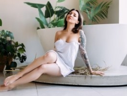 Watch shiny-lily´s Live Show on BongaCams