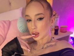 Watch EmmaNaughtiness´s Live Show on BongaCams