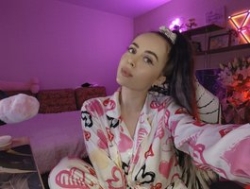 Watch your-red-wine´s Live Show on BongaCams