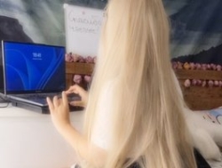 Watch LittleDelora´s Livestream and Chat