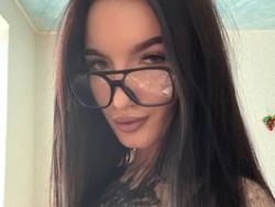 Watch Adriana-Bellini´s Live Show on BongaCams