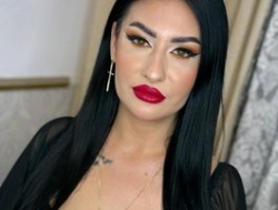 Watch CrystalDomme´s Live Show on BongaCams