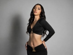 CharlotteVex is Live on ItsLive: Every show is different because every person is. We can start with conversation and a slow dance, or skip straight to what you came for. I follow well, I lead when you want me to, and I'm expressive the whole way. Ask me for anything. Watch CharlotteVex´s Live Show on ItsLive