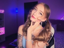 Watch Evaamour´s Live Show on BongaCams