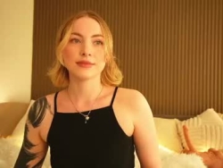 Watch peach_in_stockings´s Live Show on Chaturbate