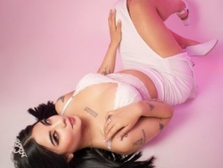 NatalieBluee is Live on ItsLive: It's not just about what I offer, it's about what we can discover together. Come closer, baby, and share your deepest secrets with me. I promise to take you beyond what you ever imagined. A woman with the passion and the perfect touch to make you explore Watch NatalieBluee´s Live Show on ItsLive