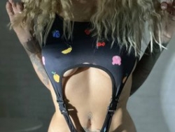 Watch Break-me-Shake-me´s Live Show on BongaCams