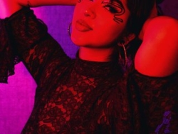 RavenSkys is Live on ItsLive: Entre miradas timidas y una actitud dominante, me gusta jugar con la tension, bailar, hablar sucio y conectar contigo mientras exploramos fantasias, fetiches y momentos intensos llenos de sensualidad. Watch RavenSkys´s Live Show on ItsLive