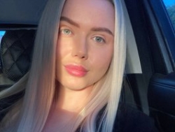 Watch Julia-Robertson´s Live Show on BongaCams