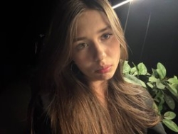 Elly-B1oom is Streaming Live: показать попу Watch Elly-B1oom´s Livestream and Chat