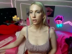 Watch itshollylove2020´s Live Show on Chaturbate