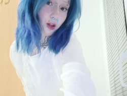 Watch YoungAlice1´s Livestream and Chat