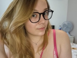 Emski_xox´s XXX Webcam: Ultimate domme, adoring girlfriend, booty queen, MILF,... I'm whatever you need tonight. JOI, SPH, C2C, fetish play. Tell me your fantasy and I'll make it my mission to ruin you in the best way. Toys, Lingerie and so much more Check Emski_xox´s Real-Time Streaming Adult Shows