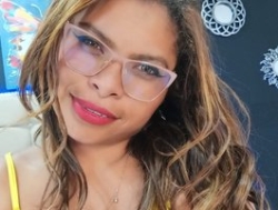 Watch CamiilaReyes´s Live Show on BongaCams