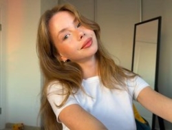 Watch ElliWilson´s Livestream and Chat