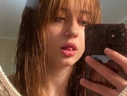 Watch AdellaDalponte´s Livestream and Chat