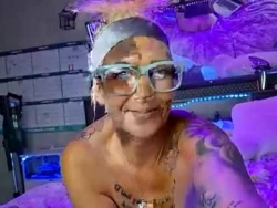 Watch kikilovespartylights´s Live Show on Chaturbate