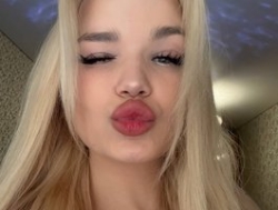 Watch LizaTayloo´s Live Show on BongaCams