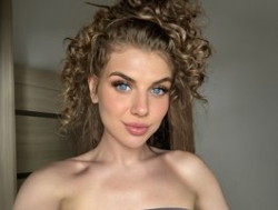 Watch aliceTurner21´s Live Show on BongaCams