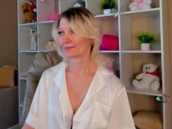 Watch julie_lucasss´s Live Show on Chaturbate